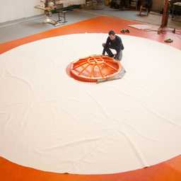 Michiel werkt aan het binnendoek. Foto: Anke van den Berg